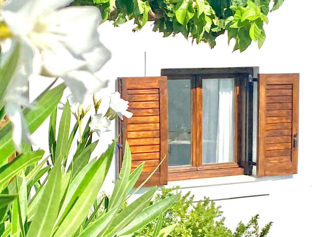 Beach House Set In A Beautiful Bay Caristo Exterior foto